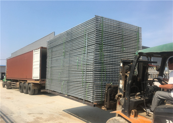 temporary chain link fence loaded into container